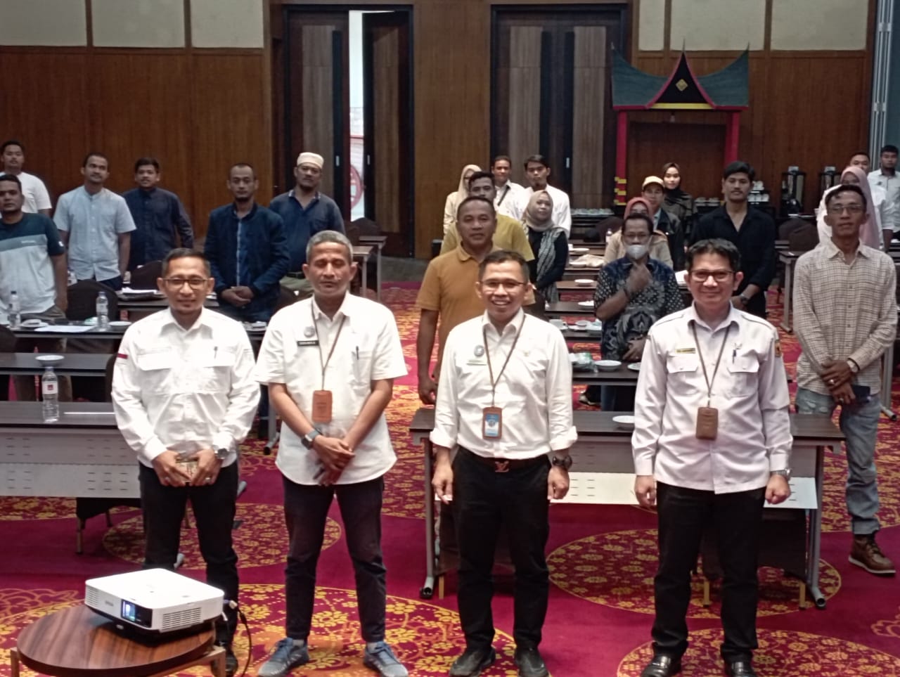 Kadis PMPTSP Syofa Nova Budianto, SH foto bersama selepas membuka  bimbingan teknis LKPM online 